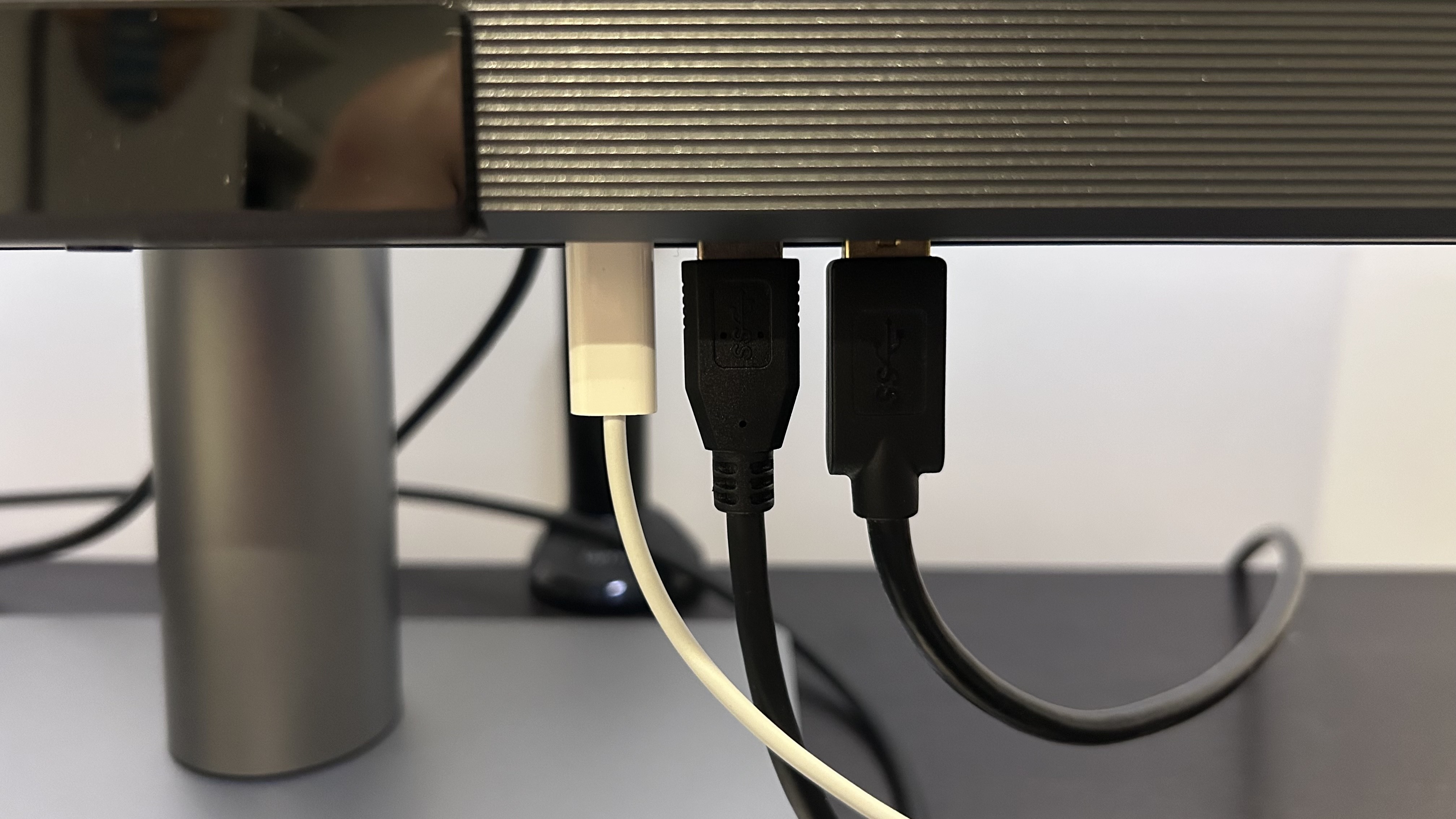 devices plugged in to USB ports on monitor